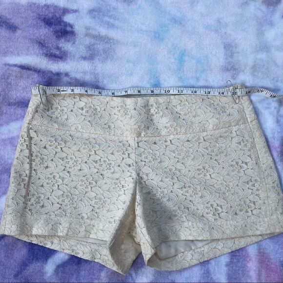 Cream Lace Detail shorts - Picture 3 of 10